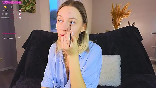 NyxaThorn online show from October 14, 2:40 pm