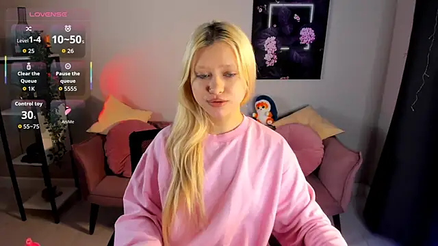 Snapshot of Millie_Vanillies chatting on December 19, 1:29 pm Millie Vanillies online show from December 19, 1:29 pm