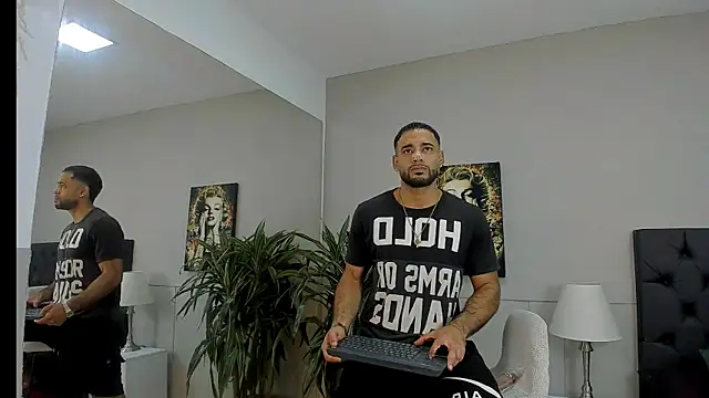 Snapshot of emilio_brandon chatting on October 25, 11:07 am emilio brandon online show from October 25, 11:07 am