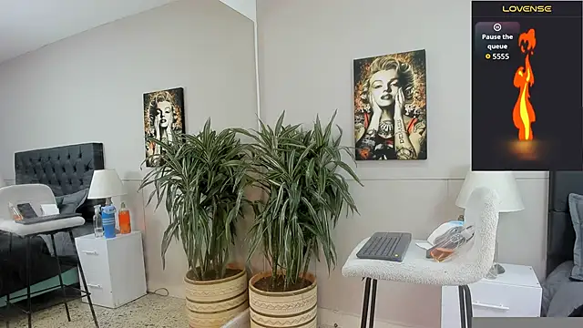 Snapshot of emilio_brandon chatting on October 30, 11:11 am emilio brandon online show from October 30, 11:11 am