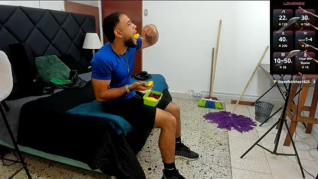 Snapshot of emilio_brandon chatting on November 28, 10:18 am emilio brandon online show from November 28, 10:18 am