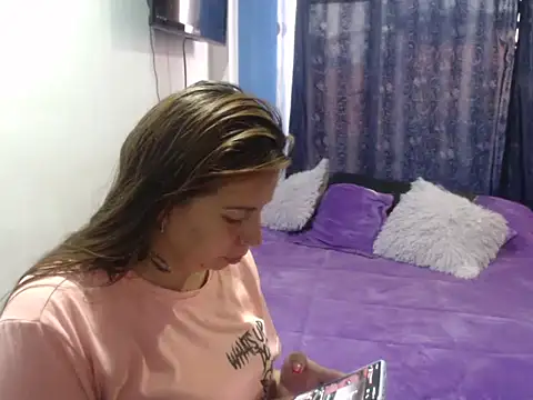 Snapshot of cloequeen15 chatting on October 6, 8:28 pm cloequeen15 online show from October 6, 8:28 pm