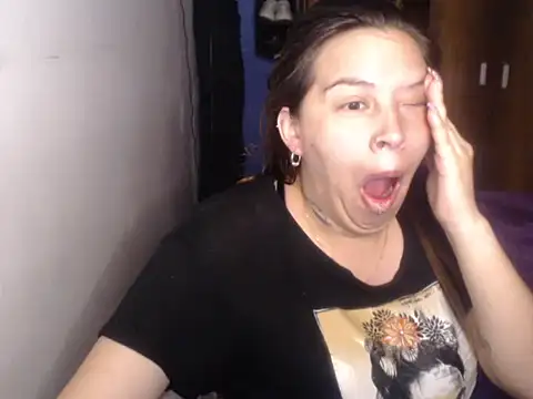 Snapshot of cloequeen15 chatting on February 28, 1:50 am cloequeen15 online show from February 28, 1:50 am