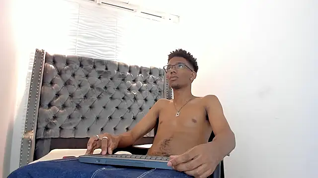 Snapshot of nero_reyd chatting on September 18, 7:27 pm nero reyd online show from September 18, 7:27 pm