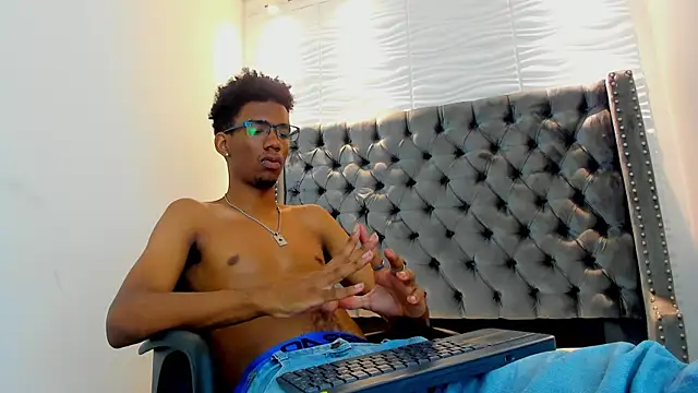 Snapshot of nero_reyd chatting on October 21, 7:47 pm nero reyd online show from October 21, 7:47 pm