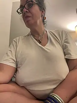 dieseldame1313 online show from December 18, 5:15 am