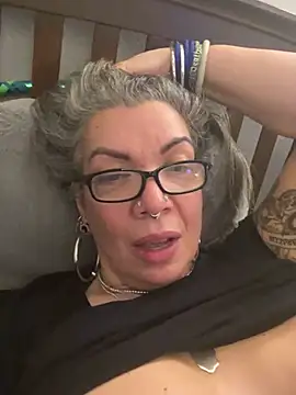 dieseldame1313 online show from January 13, 6:16 am