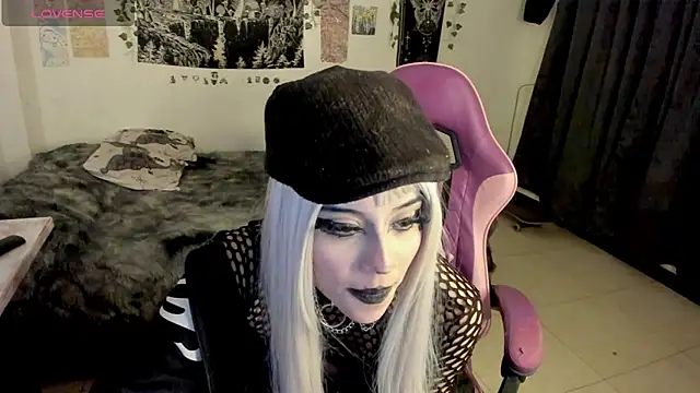 Snapshot of GothKitten666 chatting on March 18, 2:04 am GothKitten666 online show from March 18, 2:04 am