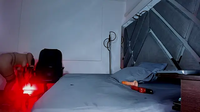 Snapshot of LucianaWild chatting on October 5, 5:28 am LucianaWild online show from October 5, 5:28 am