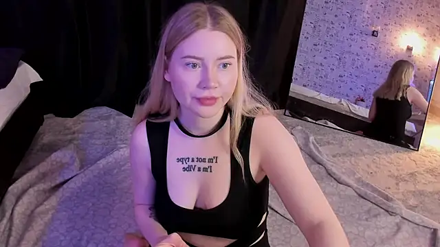 Lillie Berry online show from November 19, 4:34 am