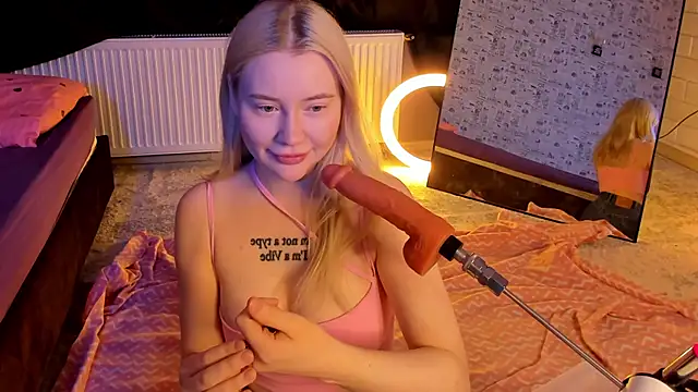 Lillie Berry online show from February 26, 5:06 am