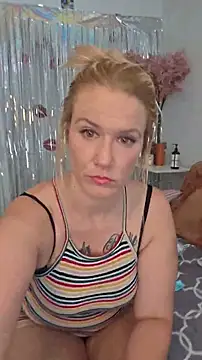 Snapshot of RhondaRump chatting on July 18, 3:27 pm RhondaRump online show from July 18, 3:27 pm
