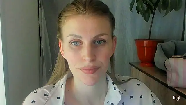 JuliaMuuun online show from June 6, 8:57 pm