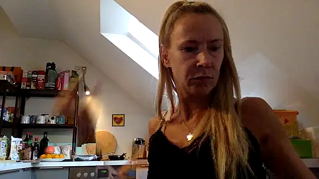 Snapshot of blondi2077 chatting on September 12, 1:22 pm blondi2077 online show from September 12, 1:22 pm