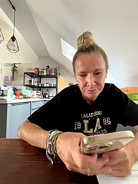 Snapshot of blondi2077 chatting on September 16, 10:27 am blondi2077 online show from September 16, 10:27 am