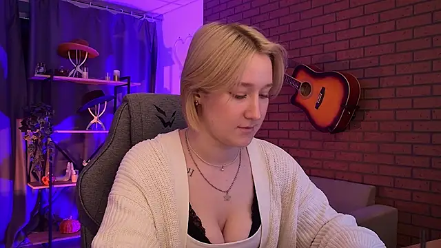 Snapshot of CinBellamy chatting on February 23, 7:39 am CinBellamy online show from February 23, 7:39 am