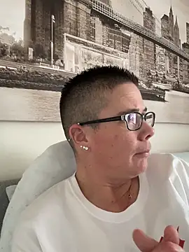 Snapshot of voluptuous-minx chatting on December 4, 12:14 pm voluptuous-minx online show from December 4, 12:14 pm