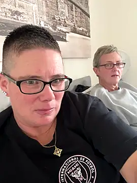 Snapshot of voluptuous-minx chatting on December 14, 12:43 pm voluptuous-minx online show from December 14, 12:43 pm