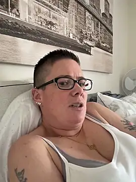 Snapshot of voluptuous-minx chatting on December 17, 9:59 am voluptuous-minx online show from December 17, 9:59 am