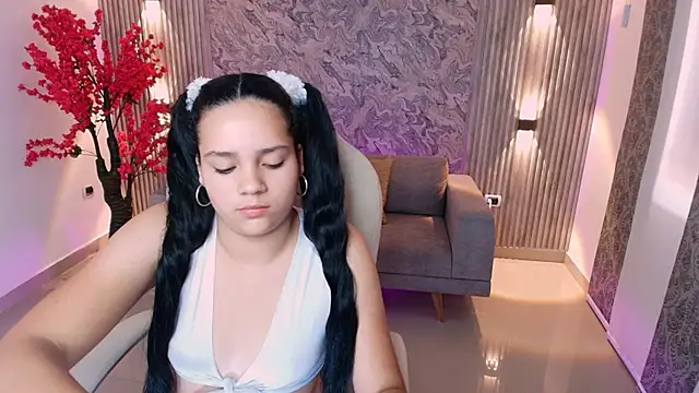 Snapshot of karlie_small chatting on September 20, 7:37 pm karlie small online show from September 20, 7:37 pm