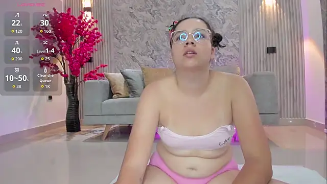 Snapshot of karlie_small chatting on February 24, 7:56 pm karlie small online show from February 24, 7:56 pm