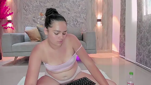 Snapshot of karlie_small chatting on March 4, 7:31 pm karlie small online show from March 4, 7:31 pm