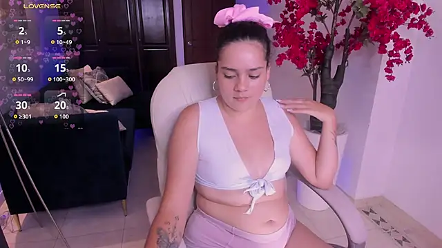 Snapshot of karlie_small chatting on March 25, 7:42 pm karlie small online show from March 25, 7:42 pm