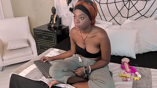 Snapshot of OliviaGarciaa chatting on October 12, 8:30 pm OliviaGarciaa online show from October 12, 8:30 pm