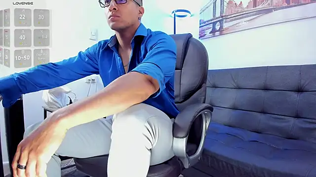 Snapshot of Dash_Bukoski chatting on October 21, 12:17 pm Dash Bukoski online show from October 21, 12:17 pm