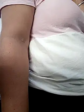 Snapshot of Mia-Glow chatting on October 17, 3:25 pm Mia-Glow online show from October 17, 3:25 pm