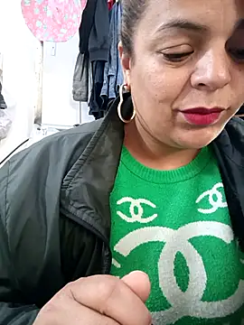 Snapshot of Mia-Glow chatting on November 9, 3:10 pm Mia-Glow online show from November 9, 3:10 pm