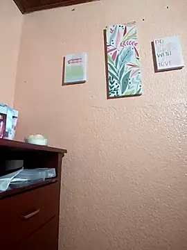 Snapshot of Mia-Glow chatting on November 11, 12:27 pm Mia-Glow online show from November 11, 12:27 pm