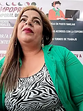 Snapshot of Mia-Glow chatting on November 13, 12:15 pm Mia-Glow online show from November 13, 12:15 pm