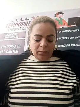 Snapshot of Mia-Glow chatting on November 15, 12:23 pm Mia-Glow online show from November 15, 12:23 pm