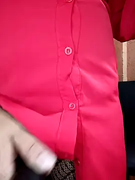 Snapshot of Mia-Glow chatting on November 19, 12:32 am Mia-Glow online show from November 19, 12:32 am