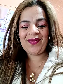 Snapshot of Mia-Glow chatting on November 28, 12:46 am Mia-Glow online show from November 28, 12:46 am