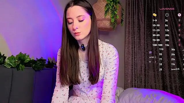 KayleeAgney online show from December 5, 5:42 pm