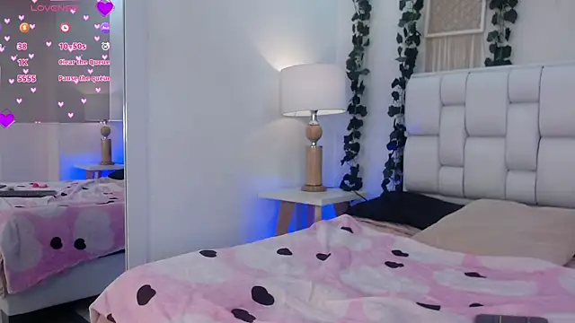 Tiffanygh  online show from December 4, 7:33 pm