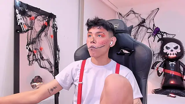 Snapshot of zeus_blaze chatting on October 3, 12:24 pm zeus blaze online show from October 3, 12:24 pm