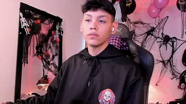 Snapshot of zeus_blaze chatting on October 4, 5:55 pm zeus blaze online show from October 4, 5:55 pm