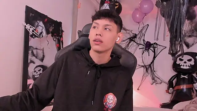 Snapshot of zeus_blaze chatting on October 8, 12:14 pm zeus blaze online show from October 8, 12:14 pm