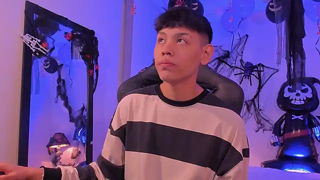 Snapshot of zeus_blaze chatting on October 14, 4:13 am zeus blaze online show from October 14, 4:13 am