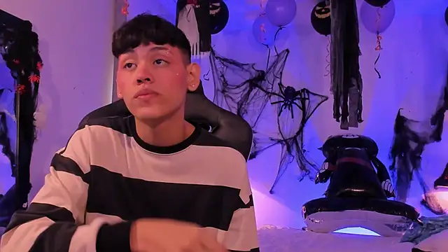 Snapshot of zeus_blaze chatting on October 14, 4:41 pm zeus blaze online show from October 14, 4:41 pm