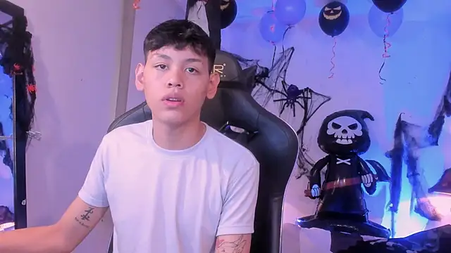 Snapshot of zeus_blaze chatting on October 18, 11:44 am zeus blaze online show from October 18, 11:44 am