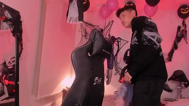 Snapshot of zeus_blaze chatting on October 18, 11:49 pm zeus blaze online show from October 18, 11:49 pm