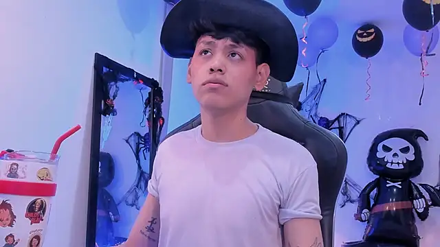 Snapshot of zeus_blaze chatting on October 22, 4:40 pm zeus blaze online show from October 22, 4:40 pm