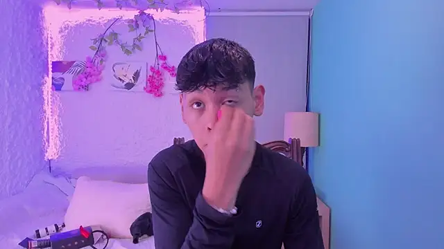 Snapshot of zeus_blaze chatting on October 30, 4:03 am zeus blaze online show from October 30, 4:03 am