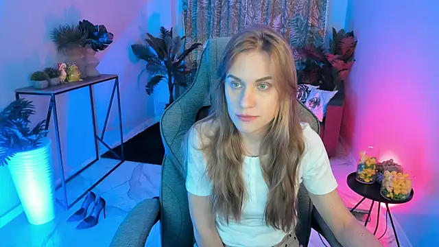 Snapshot of VanessaMates chatting on October 14, 5:41 am VanessaMates online show from October 14, 5:41 am