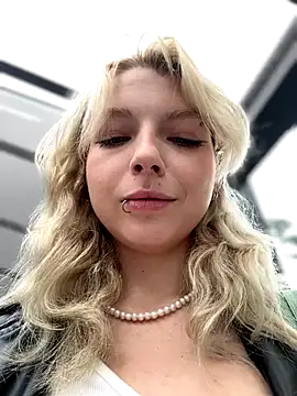 Snapshot of EveLittleSinner chatting on September 18, 7:43 am EveLittleSinner online show from September 18, 7:43 am