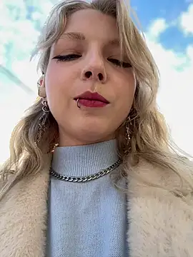 Snapshot of EveLittleSinner chatting on October 7, 8:44 am EveLittleSinner online show from October 7, 8:44 am